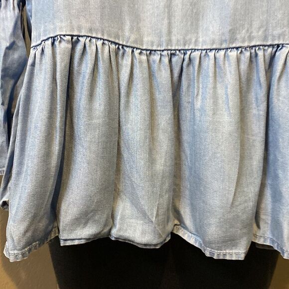 Beachlunchlounge Small Chambray Bell sleeve Top Pleated Back Sit with button - Picture 2 of 8